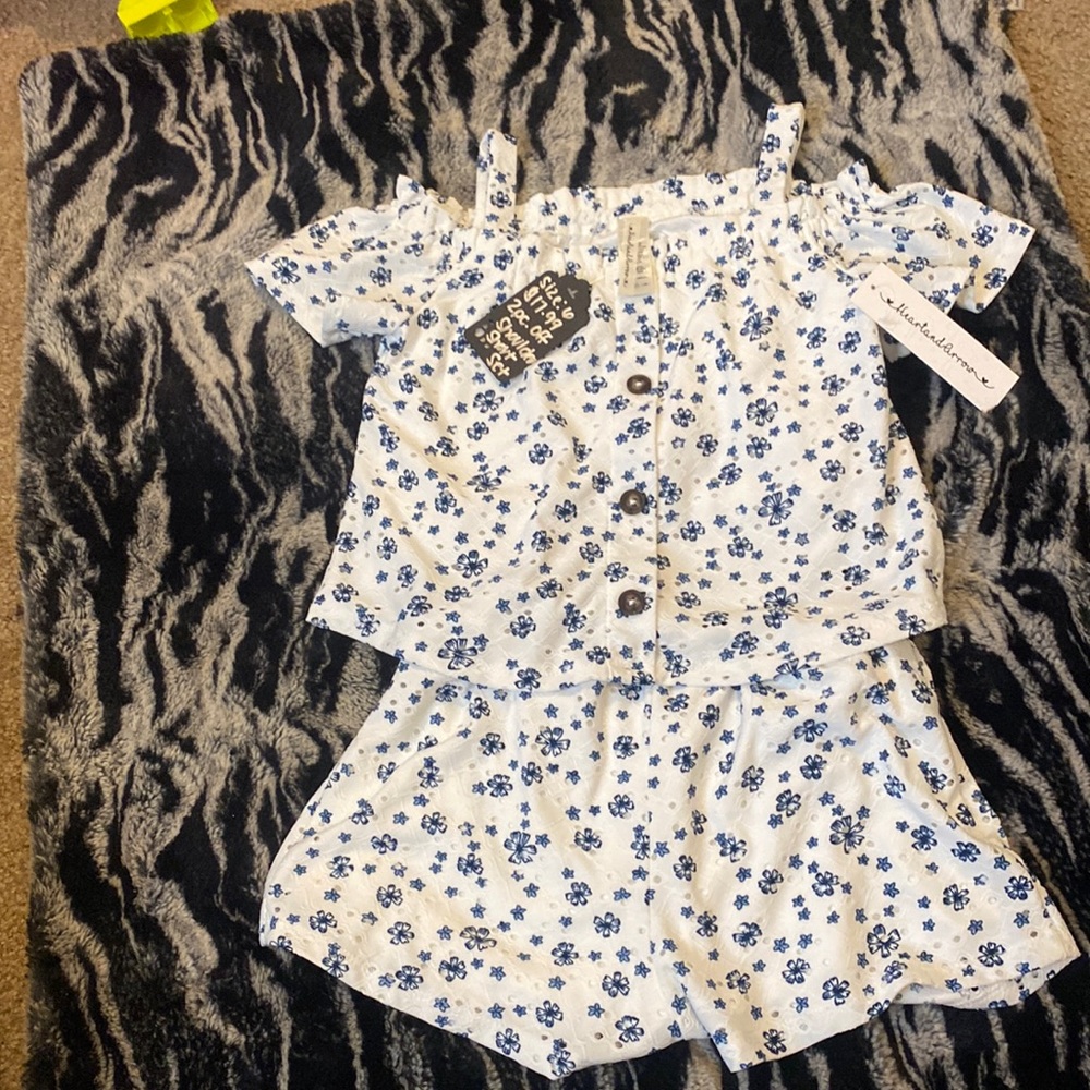 Heart and Arrow Lacey flower short outfit